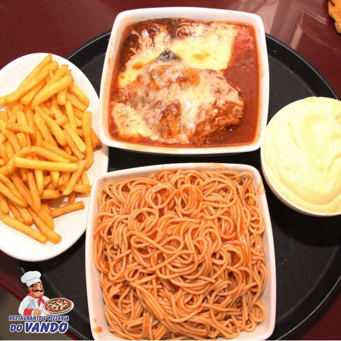 Acompanha: filé de frango à milanesa, molho de tomate, queijo mussarela, espaguete ao molho, batata e purê.