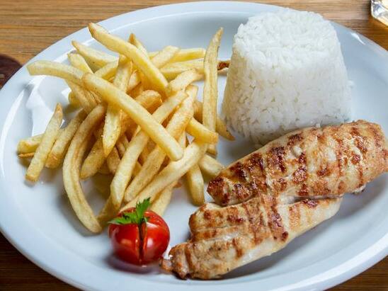 Filé de frango grelhado, arroz e batatas fritas