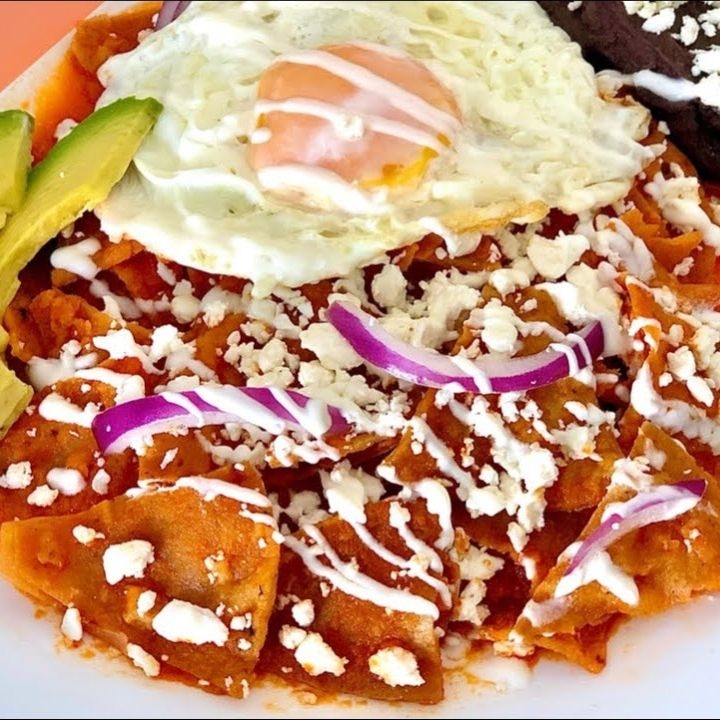 Chilaquiles con Huevo en Salsa Roja