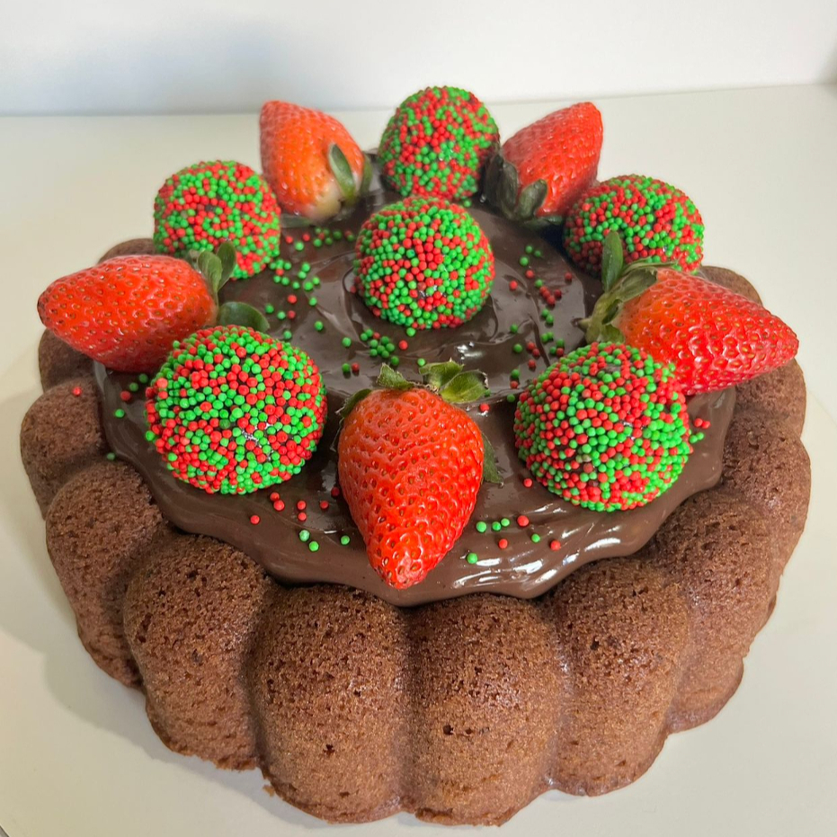 Massa super fofinha de chocolate 50%, recheio de brigadeiro 50%, finalizado com brigadeiros e morangos. Aprox. 1kg.