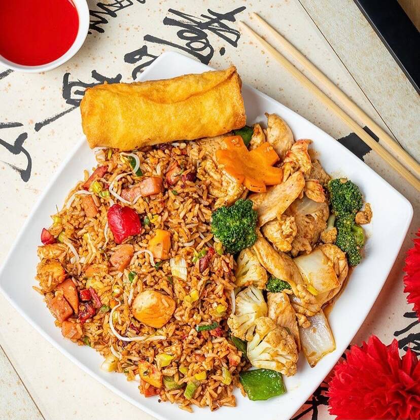 Medio arroz frito especial con camarones