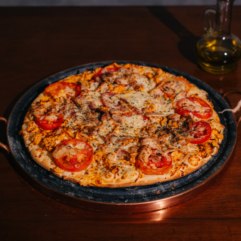 Mussarela, frango, tomate, bacon e orégano