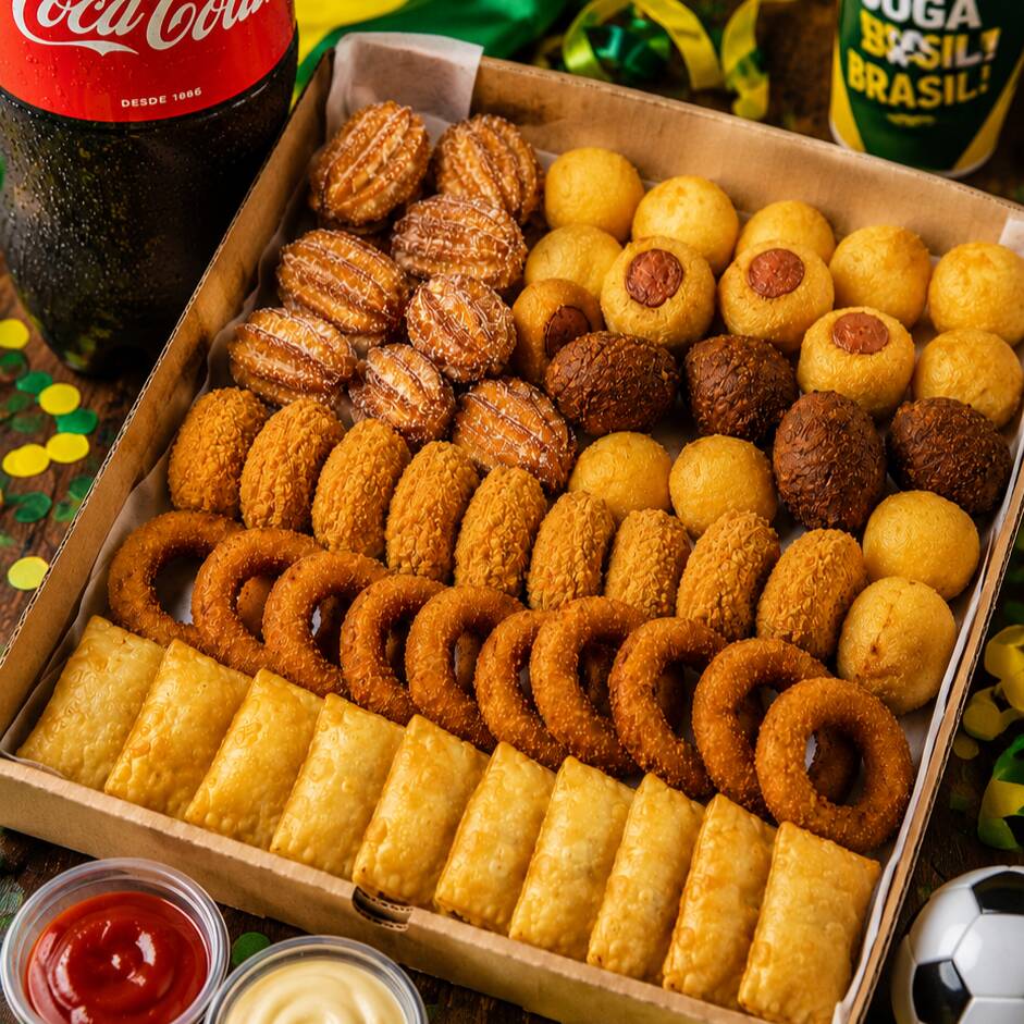 🇧🇷⚽ Não precisa ser fanático por futebol para entrar no clima da Copa! Reúna a família, os amigos ou a torcida e aproveite o combo perfeito para compartilhar sabor e vibrar a cada lance do Brasil. 💚💛🏆🥳