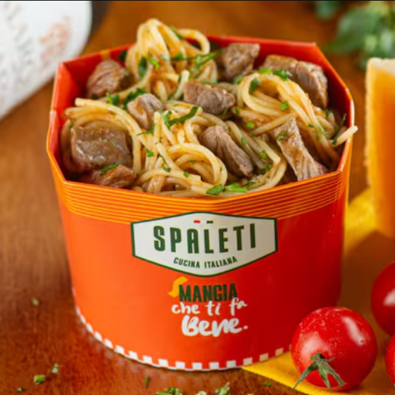 Spaguetti cuidadosamente cozido, com carne bovina em cubos macios e saborosos, em um molho de tomate caseiro, temperado com cebola e um toque fresco de cheiro verde. Uma experiência italiana autêntica e deliciosa!