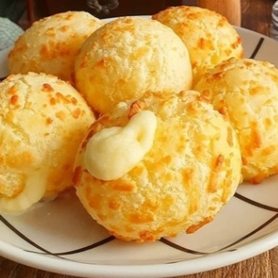 4 pães de queijo grande quentinho recheado com requeijão
