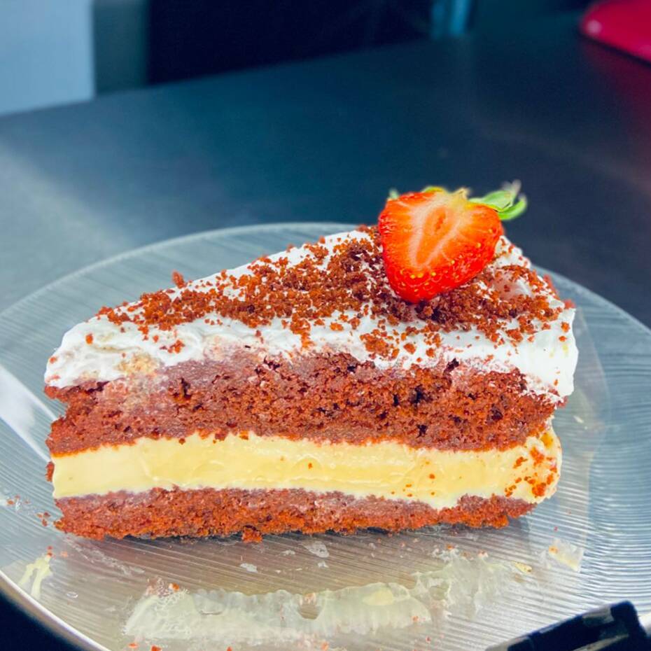 Massa avermelhada amanteigada sabor chocolate fofinha, recheado com nosso brigadeiro de ninho cremoso. Finalizado com chantilly, farelos de bolo e um morango para decoração.