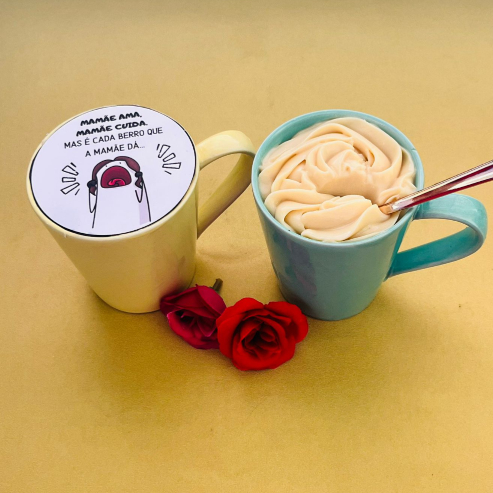 Linda lembrança para o Dia das Mães 2026: Saboroso bolo na caneca com topo, opções de massa e recheio.