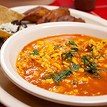 Huevos en salsa roja