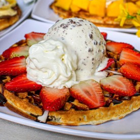 Waffle de Fresas con Helado