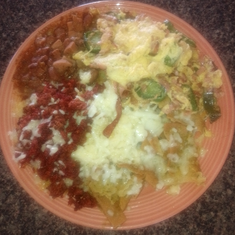 Exg. Chilaquiles/Huevos/Chorizo/Papas y Bebida.