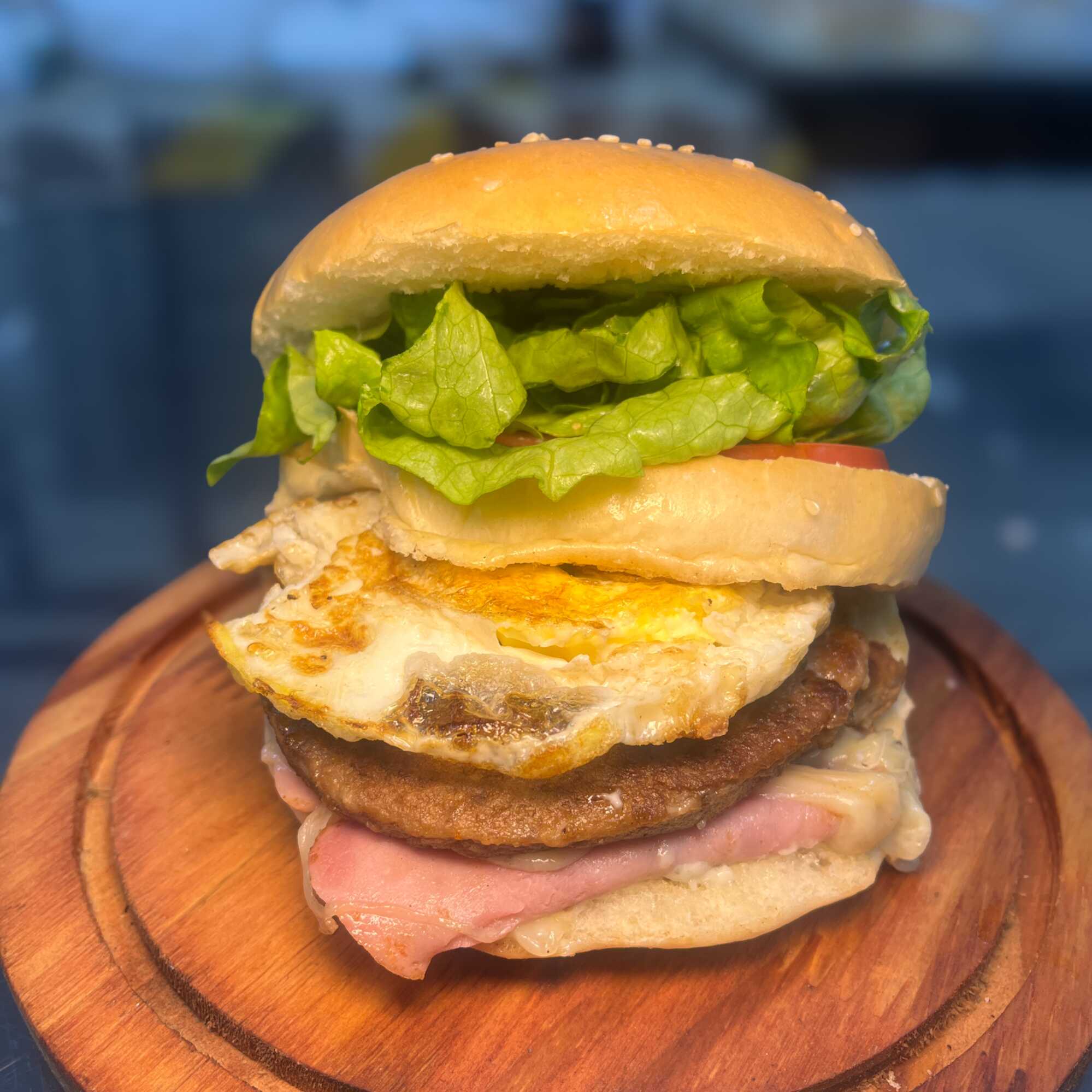 Hambúrguer Industrial de 90 gramas, (*qualidade Brasa), ovo, maionese caseira, alface, tomate, presunto e queijo.