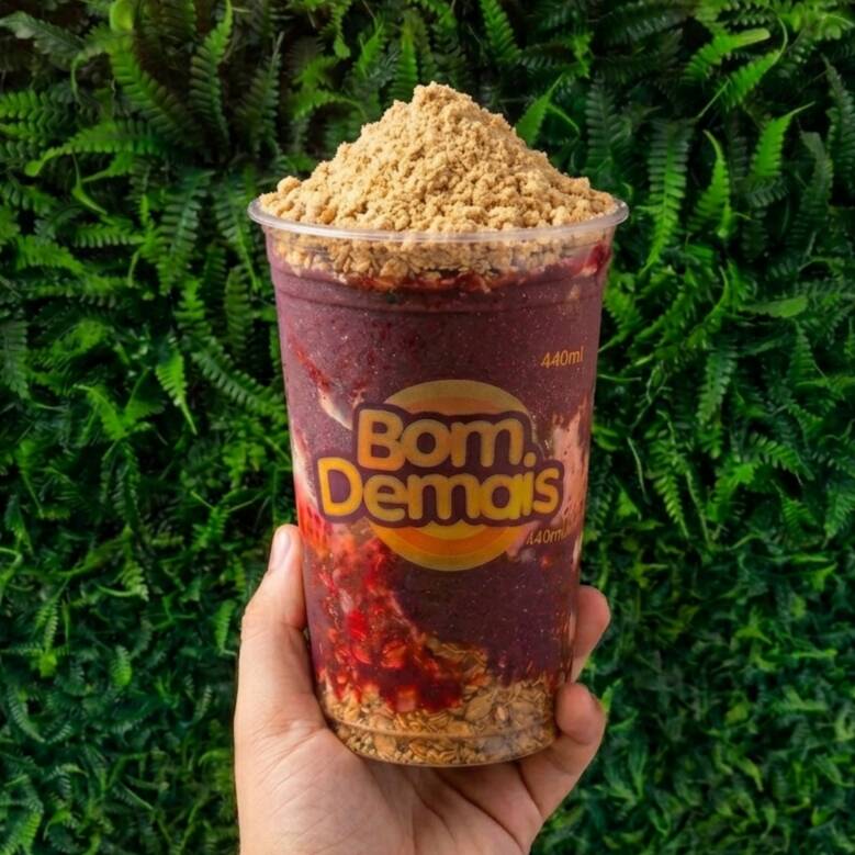 O queridinho da galera! Um copo generoso de açaí e sorvete cremoso, com 3 toppings grátis para você montar o sabor que mais ama. Refrescante, saboroso e irresistível! Não enviamos complementos separados --- Serve 1 pessoa ---
