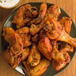 Frango finalizado, cebola e gomos de limão