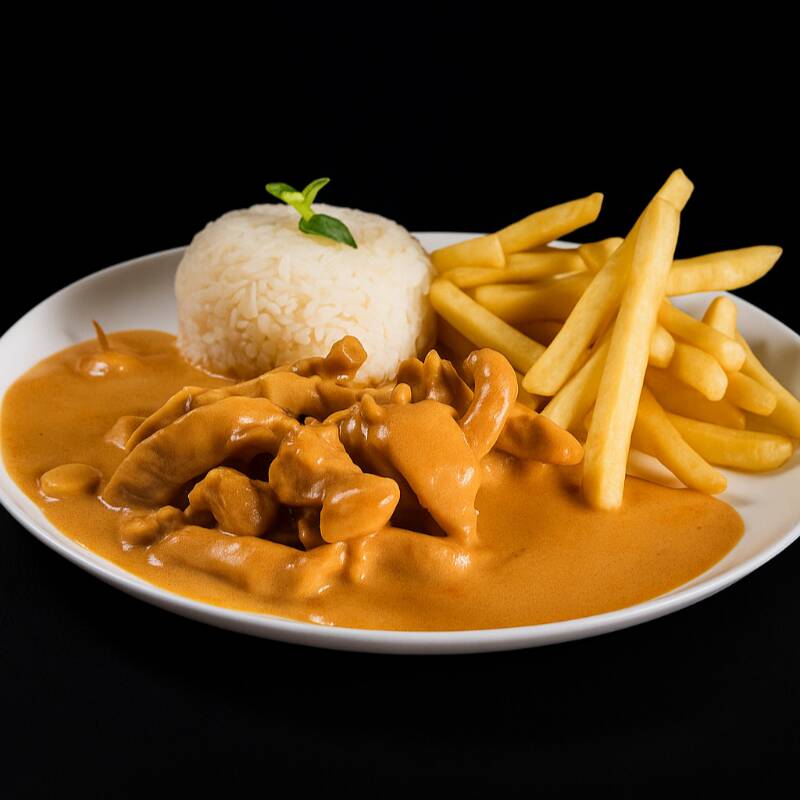 Strogonoff de Frango – peito de frango selecionado, cortado em cubos macios e preparado no cremoso molho à base de creme de leite e temperos especiais. Acompanha batata frita crocante e dourada, além de arroz branco soltinho para completar a experiência.