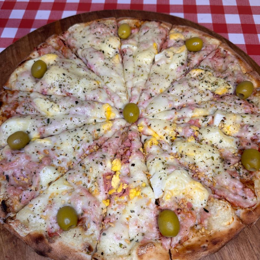 Massa, molho, muçarela, apresuntado, ovos, azeitona e óregano.