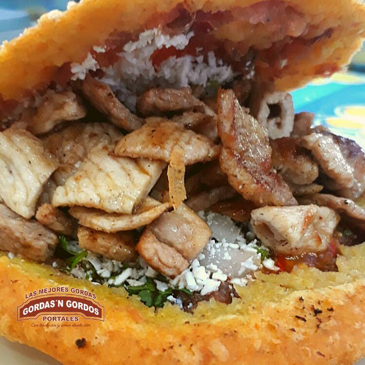 Gordita de Chicharrón con Bistec