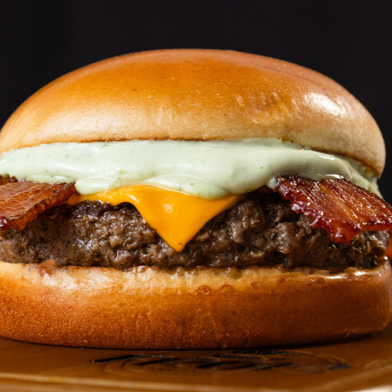 Pão Brioche, 1 Carne Bovina 140g, 1 Queijo Cheddar, maionese temperada e bacon