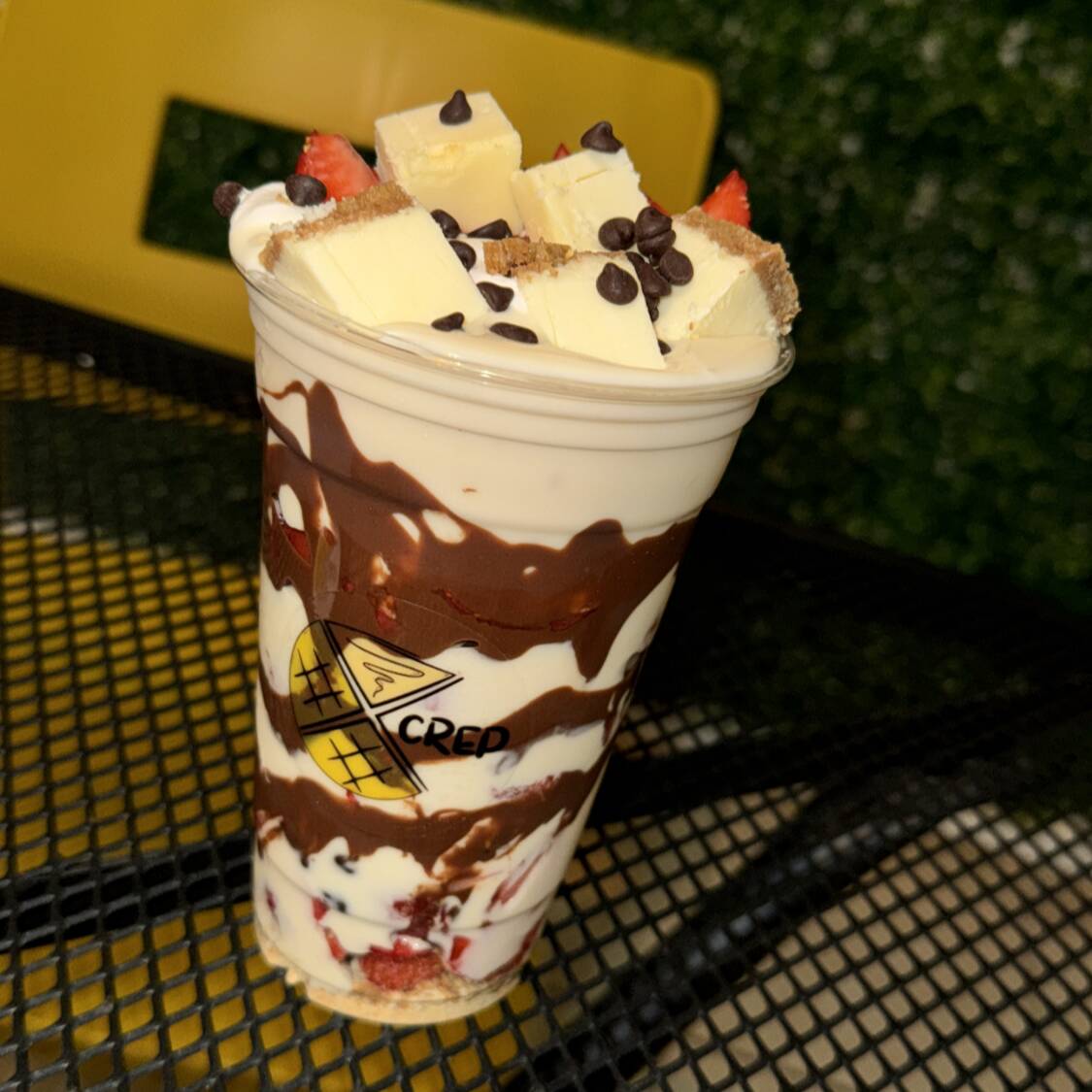 12 Oz Fresas con Crema + Trozos Cheesecake