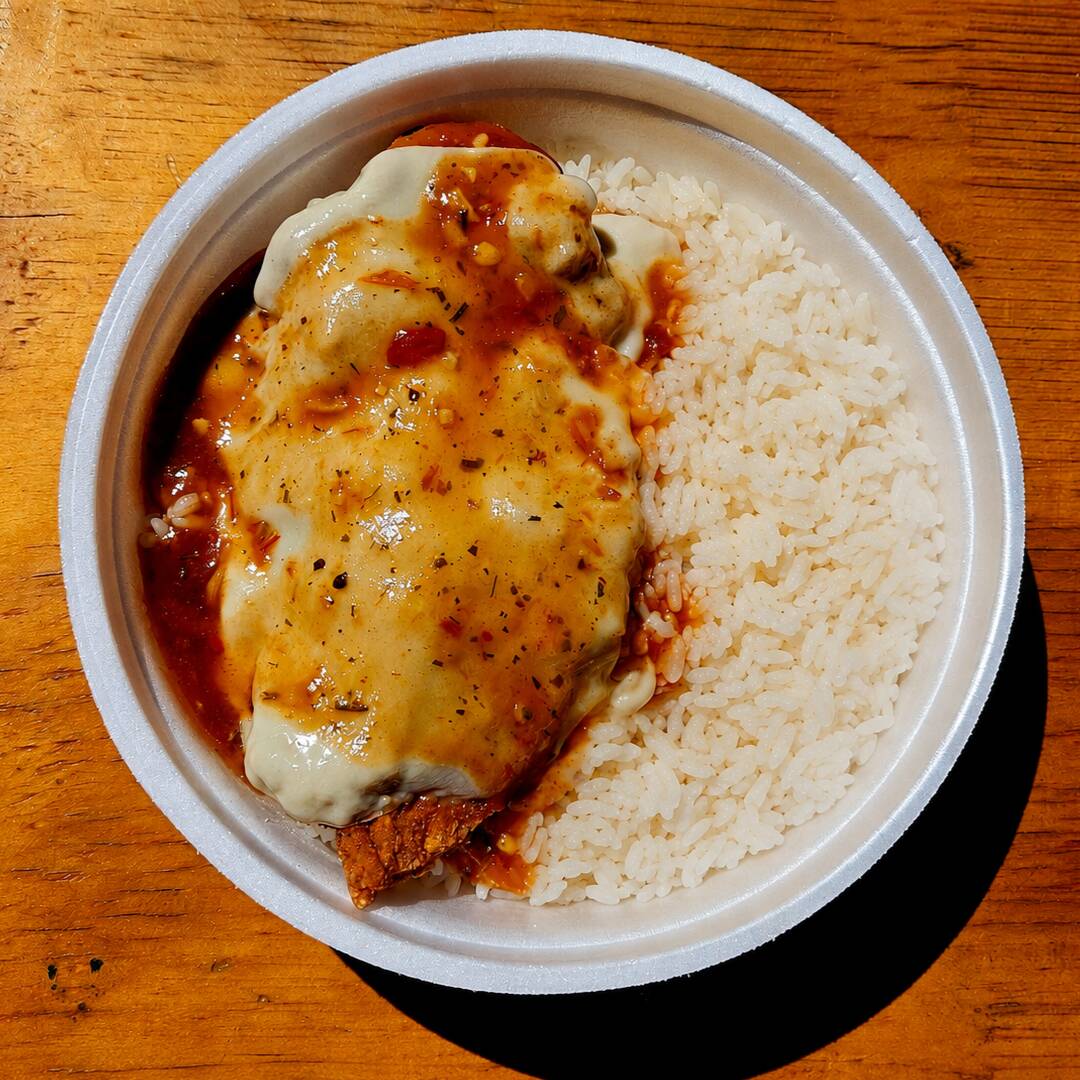 Frango ao molho Parmegiana com Batata Palha caseira!
(não acompanha feijão)