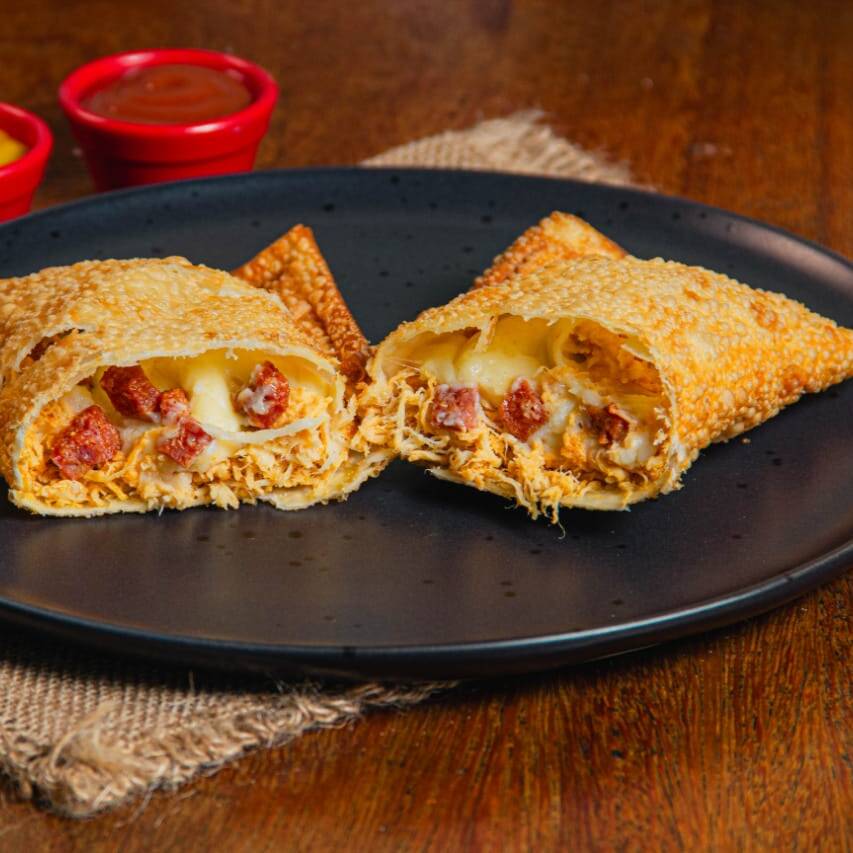 Pastel de frango desfiado e temperado com queijo mussarela e bacon em cubos