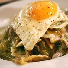 Chilaquiles Verdes con 2 Huevos Estrellados
