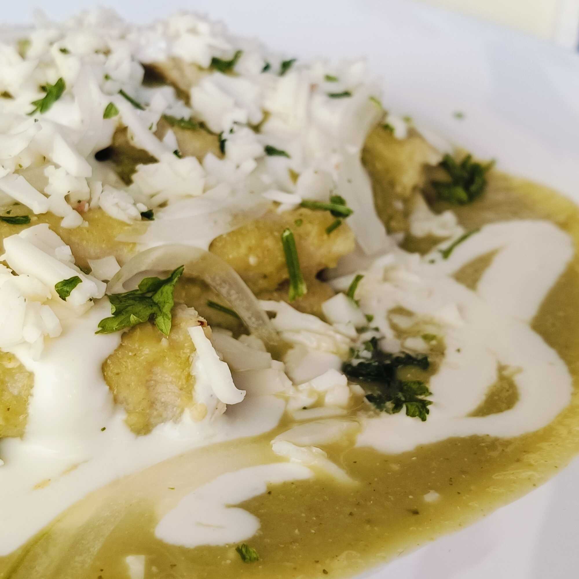 Enchiladas + Agua