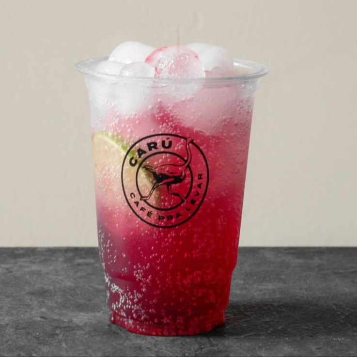 Linda e super refrescante, o Praia Vermelha combina água Tônica, groselha (sim, aquela da nossa infância), gelo, suco de limão e uma pitada de toque de cravo - uma delícia.