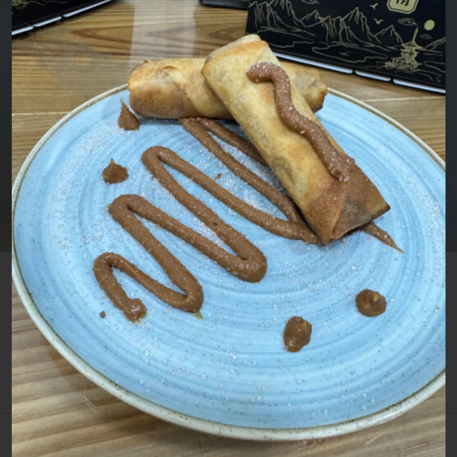 Delicioso rolinho recheado com doce de leite, polvilhado no açúcar e na canela. Irresistível!