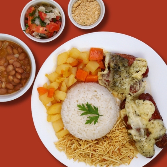 Delicioso marmitex com filé de linguiça com queijo, arroz, feijão, legumes, farofa e batata palha.