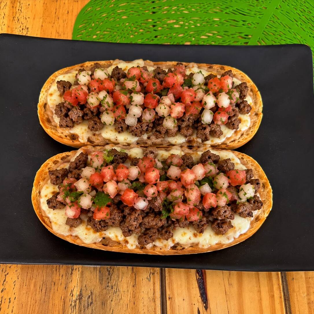 Molletes con Arrachera