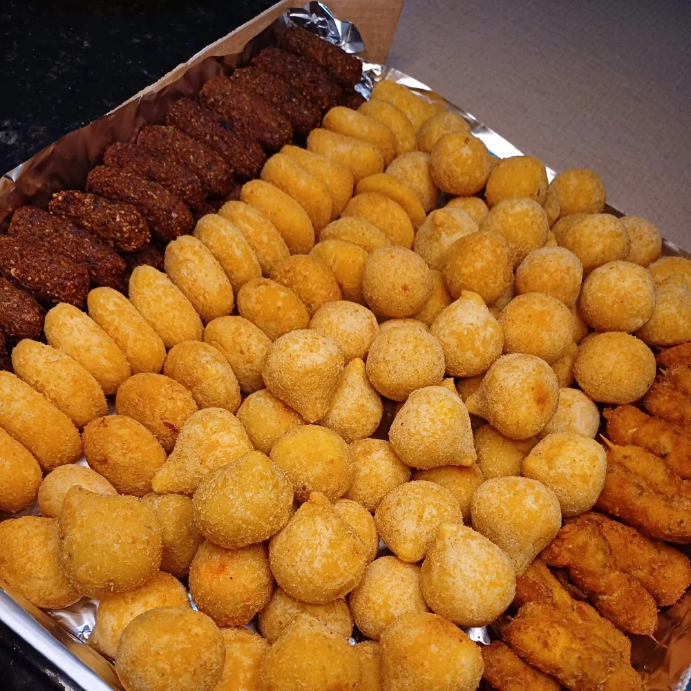são sortidos nos sortidos vai coxinha, bolinha de queijo, presunto, pizza, carne seca e entre outros...pode acontecer que falte algum sabor.
