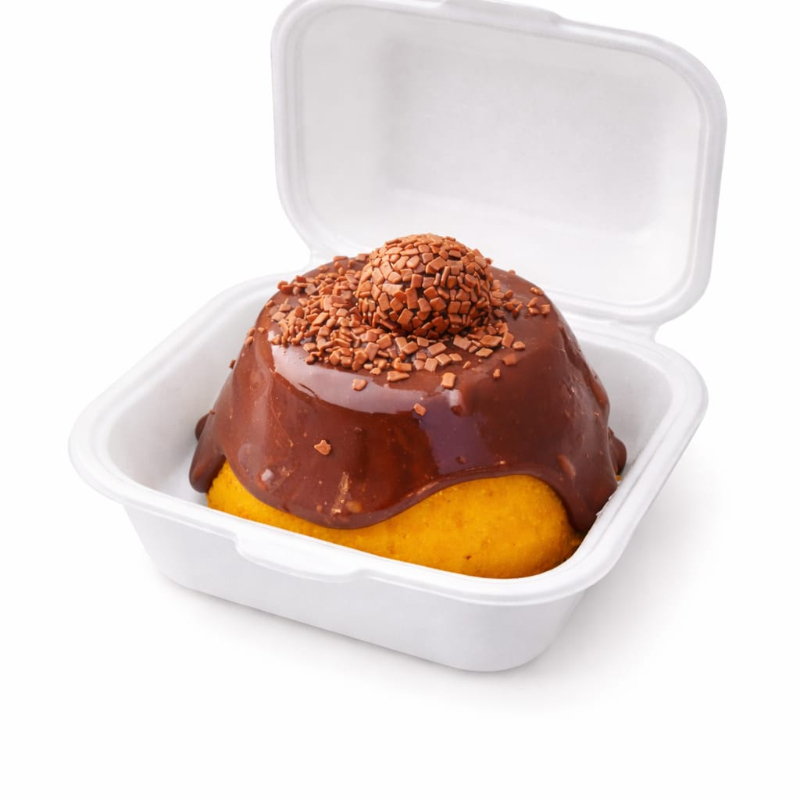 Massa fofinha de cenoura, douradinha e super macia, coberta com uma generosa camada de brigadeiro cremoso que escorre como um verdadeiro vulcão 🤎🍫 Finalizado com granulado e um brigadeiro no topo, é aquele doce que abraça o coração na primeira colherada. Perfeito para matar a vontade de um docinho especial, sem exageros — só o sabor que encanta 💛