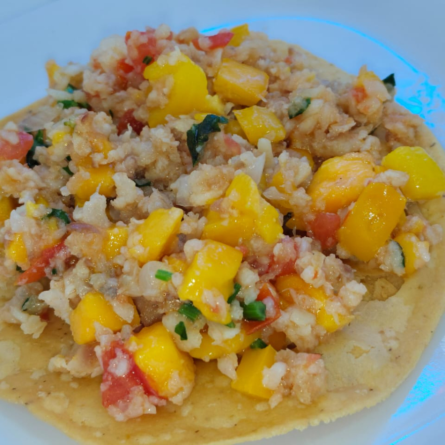 TOSTADA DE CEVICHE DE PESCADO CON MANGO