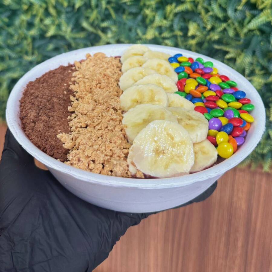 Monte sua Marmita de Açaí
Agora você pode montar sua marmita do seu jeito! Escolha seus acompanhamentos favoritos e aproveite nossas camadas recheadas:
🥄 Pequena (P) → 1 camada de recheio
🥄 Média (M) → 2 camadas de recheio
🥄 Grande (G) → 3 camadas de recheio
Quanto maior, mais recheada e irresistível fica. Escolha seus sabores e monte a combinação perfeita!