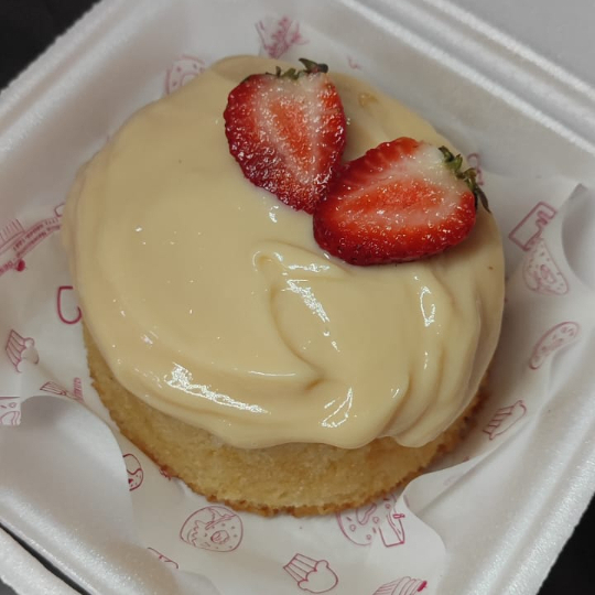 Mini bolo vulcão sabor Ninho com massa branca e morangos frescos