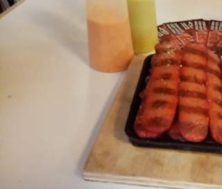 SALCHICHA ASADA CON CEBOLLA