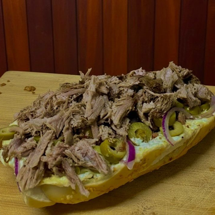 Acompanha: Pão, pasta de alho, tomate, cebola, pimentão, orégano, alho, torrado e azeitona