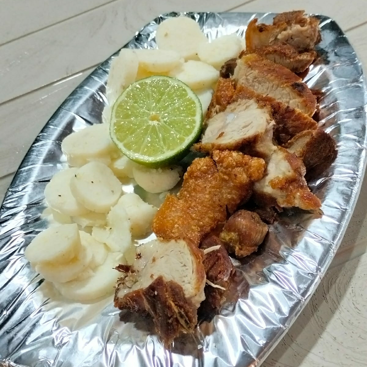 Chicharrón con Bollo