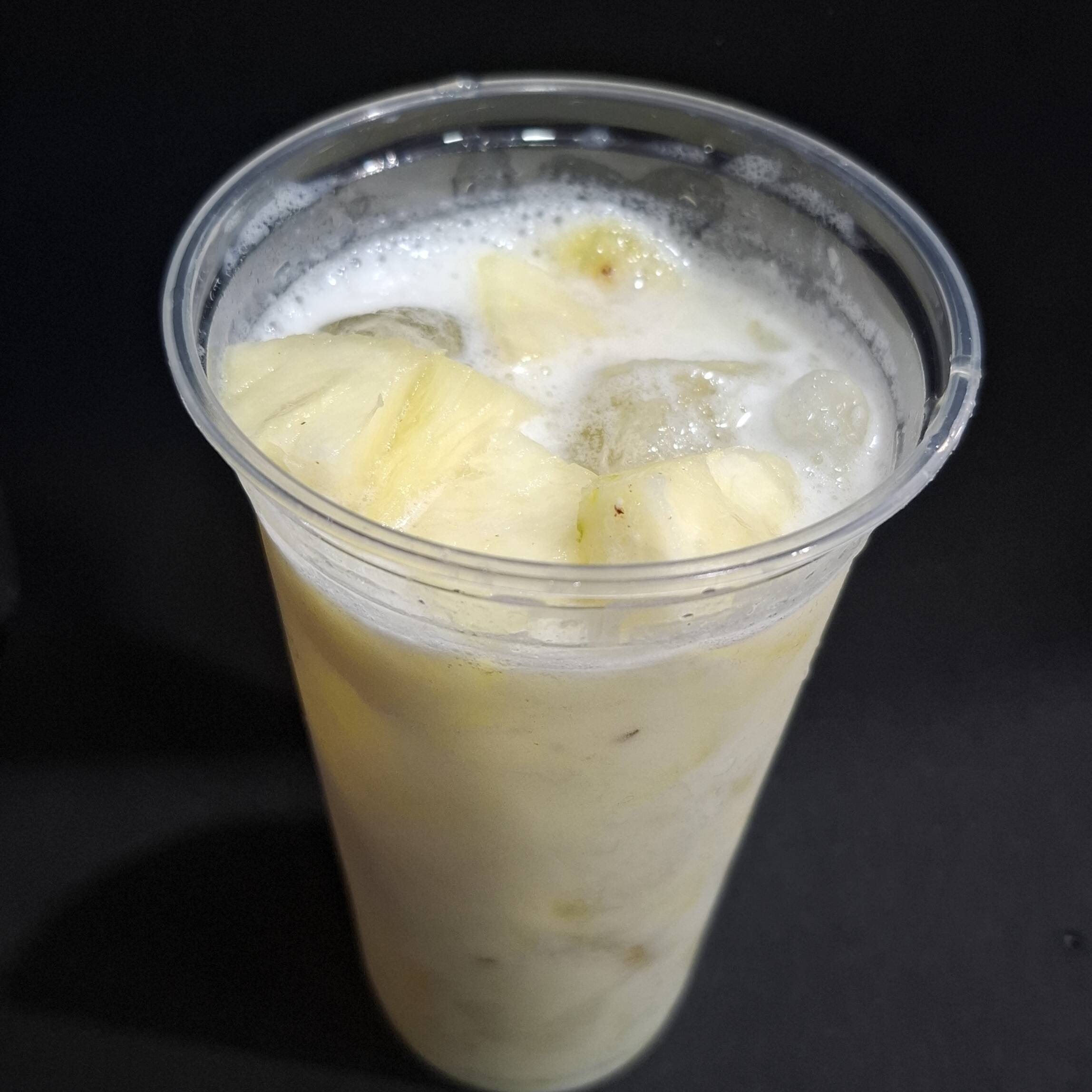 Refrescante e delicioso.. Abacaxi , leite condensado , vodka ou cachaça gelo