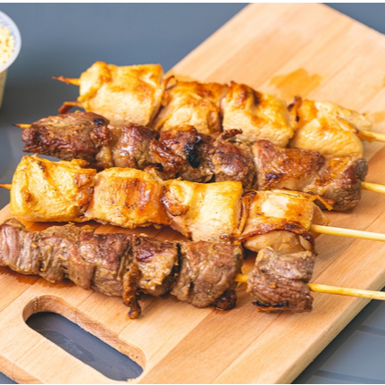 escolha 4 espetos assados, e pra completar 2 coca cola geladinha de 350ml cada