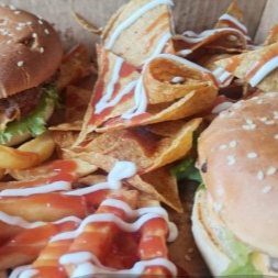 2 hamburguesas + Papas Fritas + Doraditas