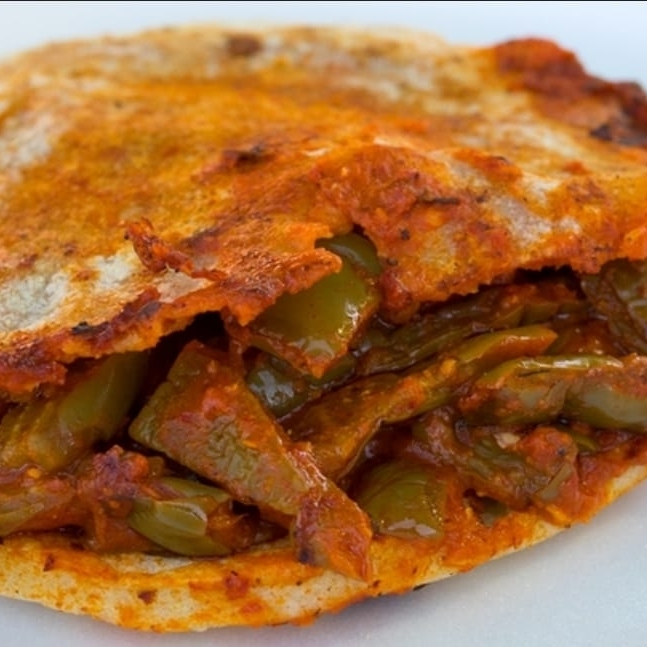 Gordita de Nopales en Chile Rojo