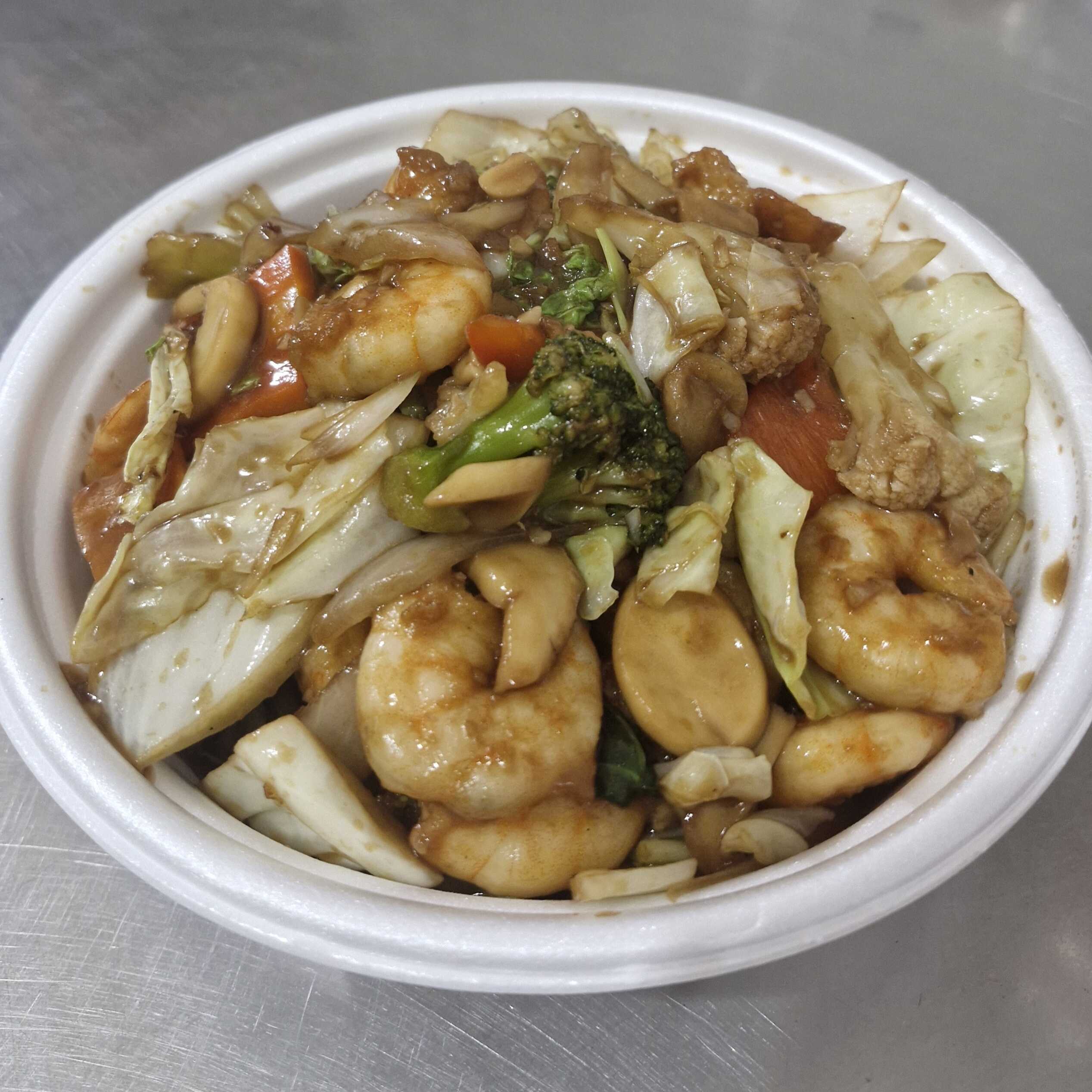 Camarão com brócolis, acelga, couve flor, cenoura, cebola, pimentão verde e vermelho, cogumelo a o molho shoyu.