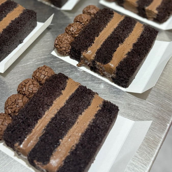 Massa black fofinha e bem úmida, recheada com delicioso brigadeiro blend