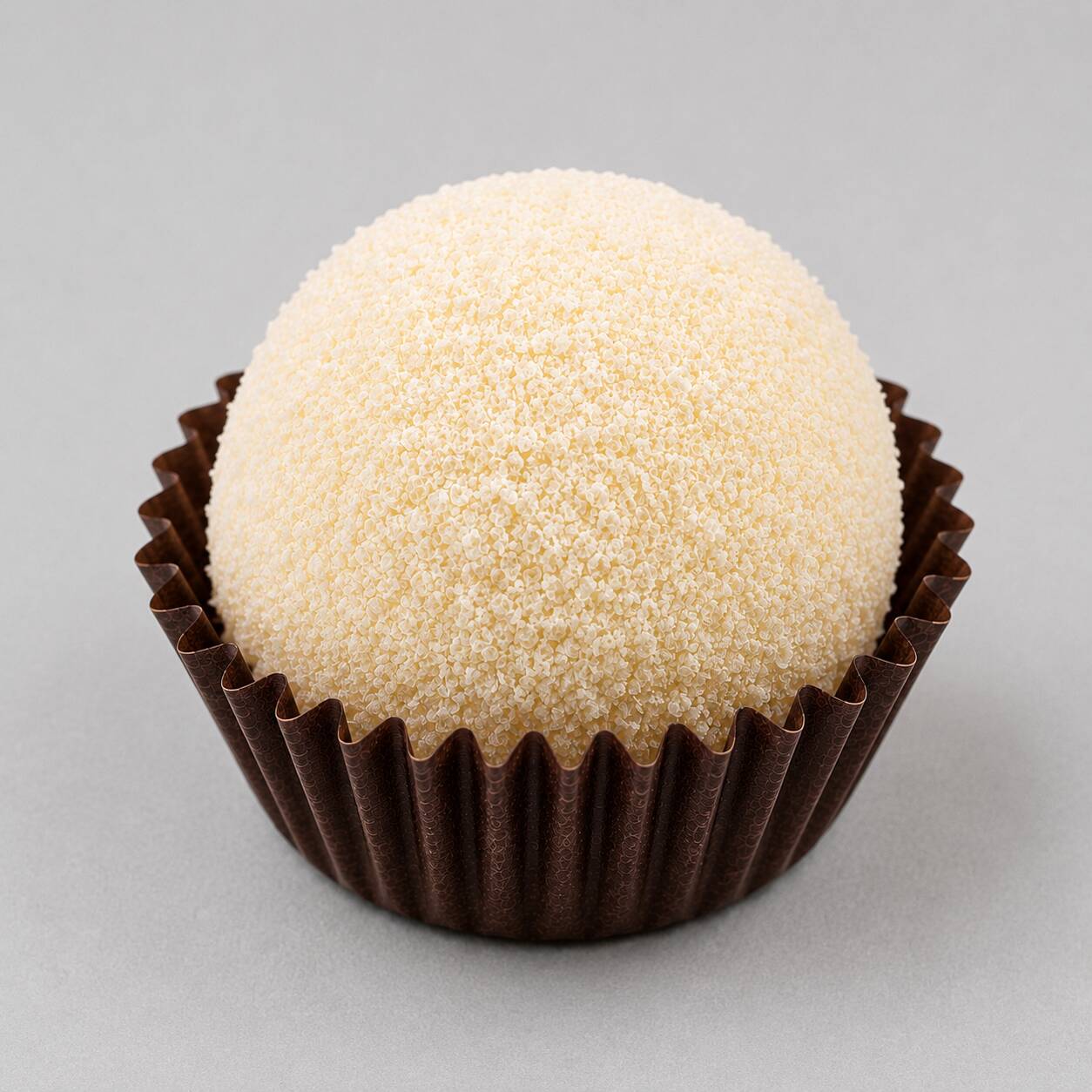 Brigadeiro de leite Ninho cremoso, feito artesanalmente e finalizado cobertura de leite em pó.