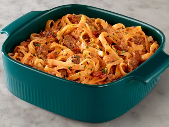 Massa fettuccine envolvida em uma deliciosa combinação dos molhos Alfredo e Pomodoro, servida com tiras de filet mignon.