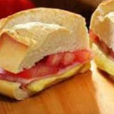 Lanches clássicos do jeito certo: quentinhos, bem recheados e com sabor de verdade. Misto quente, bauru, americano e muito mais para você escolher. Clique e aproveite! 😋