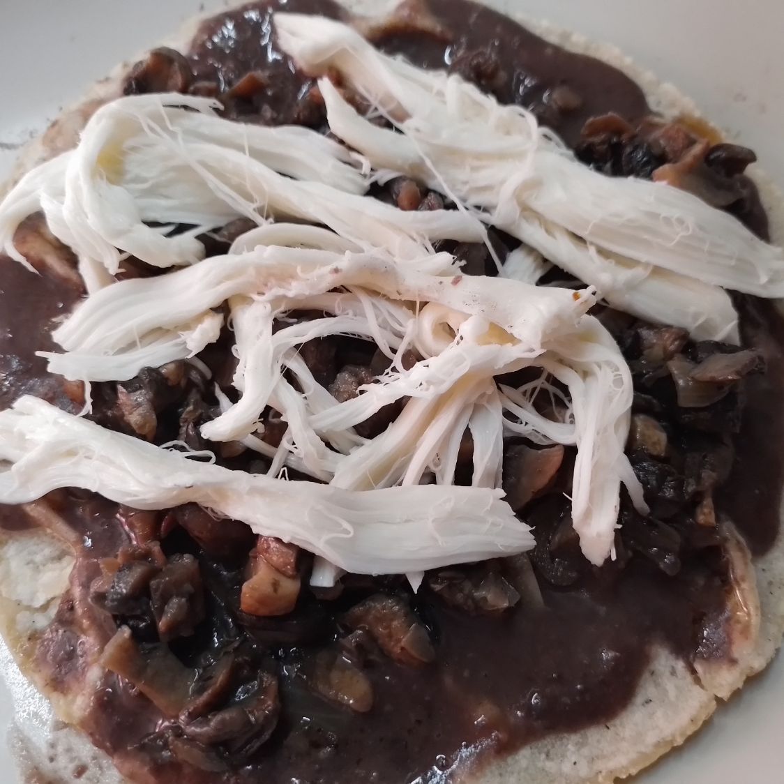 Memela de Champiñones con Quesillo