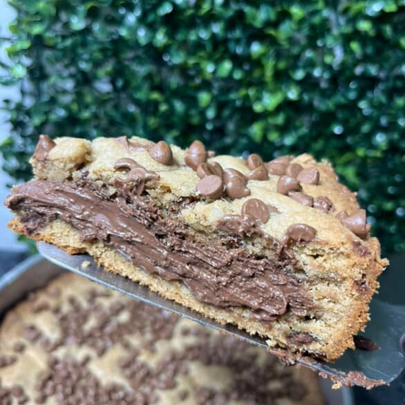 massa amanteigada, recheada com nutella pura e gotas de chocolate, peso aprox 170g