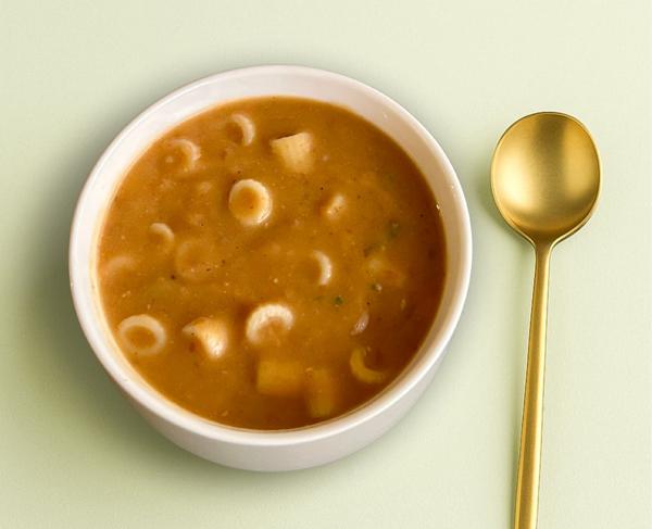 Nossa sopinha de feijão com legumes e macarrão sem glúten, é a opção perfeita para quem busca uma refeição leve e cheia de sabor. Cremosa, nutritiva e reconfortante!
Feita com água, feijão carioca, macarrão sem glúten, feijão vermelho, cebola branca, alho poró, azeite de oliva, sal refinado, alho, páprica defumada e salsa.
**Atenção: A sopa é batida, não há pedaços de legumes.
Não contém lactose Não contém glúten
*Nenhum ingrediente pode ser alterado.
Serve 1 pessoa
400ml